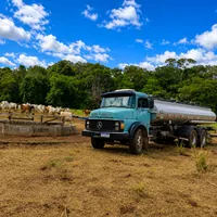Caminhao pipa da WSJ Transporte e Locacoes prestando servico em area rural no bairro Trevisa em Campo Grande/MS!
