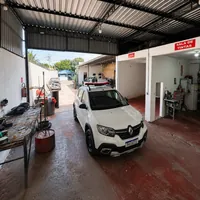 Interior da oficina com carro em manutenção no Centro Automotivo 2000 no Aero Rancho em Campo Grande/MS!