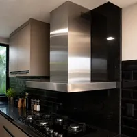 Instalacao de coifa de parede e cooktop em cozinha moderna por Miguel Refrigeracao no bairro Tijuca em Campo Gra