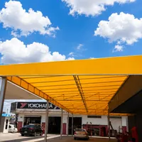 Cobertura metálica amarela para estacionamento instalada pela Rd Tendas e Toldos no Lagoa Park em Campo Grande/M