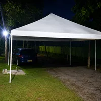 Tenda branca instalada à noite pela Rd Tendas e Toldos no Lagoa Park em Campo Grande/MS!