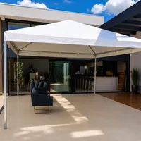 Tenda branca instalada em área externa residencial pela Rd Tendas e Toldos no Lagoa Park em Campo Grande/MS!
