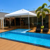 Tenda branca instalada na área da piscina pela Rd Tendas e Toldos no Lagoa Park em Campo Grande/MS!