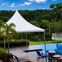 Tenda piramidal branca instalada à beira da piscina pela Rd Tendas e Toldos no Lagoa Park em Campo Grande/MS!