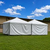Tendas brancas acopladas com cortinas laterais armadas pela Rd Tendas e Toldos no Lagoa Park em Campo Grande/MS!