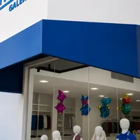 Toldo fixo azul instalado em fachada comercial pela Rd Tendas e Toldos no Lagoa Park em Campo Grande/MS!