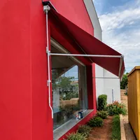 Toldo retrátil vermelho instalado em fachada comercial pela Rd Tendas e Toldos no Lagoa Park em Campo Grande/MS!