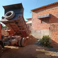 Caminhão descarregando areia na Soares Distribuidora e Artefatos de Cimento em Nossa Senhora da Guia, Cuiabá!