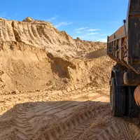 Extração e carga de areia na Soares Distribuidora e Artefatos de Cimento em Nossa Senhora da Guia, Cuiabá!