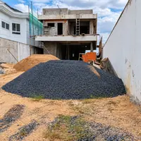 Monte de brita em obra na Soares Distribuidora e Artefatos de Cimento em Nossa Senhora da Guia, Cuiabá/MT!