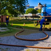 Atendimento de desentupimento com caminhão da Limpa Fossa e Desentupidora Mato Grosso em Cuiabá MT.