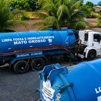 Caminhão de hidrojateamento da Limpa Fossa e Desentupidora Mato Grosso no Jardim Vitória em Cuiabá MT.