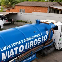 Caminhão de sucção da Limpa Fossa e Desentupidora Mato Grosso no Jardim Vitória em Cuiabá MT.