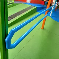 Corrimao metalico azul instalado em rampa de acessibilidade pela Adriano Calhas em Goiania/GO!