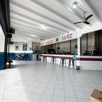 Amplo espaço interno e balcão de atendimento da Edson Auto Peças no Jardim Leblon em Cuiabá/MT!