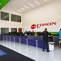 Amplo espaço interno e balcão de atendimento com equipe na Edson Auto Peças no CPA 3 em Cuiabá/MT!