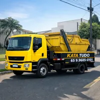 Caminhão com caçamba de entulho da Kata tudo Locação de Caçambas no Dom Aquino em Cuiabá MT.