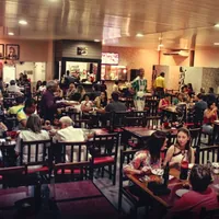 Ambiente aconchegante da Máfia Pizzaria e Chopperia no bairro Bandeirantes em Cuiabá/MT.