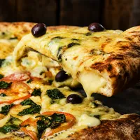 Fatia de pizza de queijo na Máfia Pizzaria e Chopperia no Bandeirantes em Cuiabá/MT!