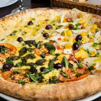 Pizza artesanal de 3 sabores na Máfia Pizzaria e Chopperia no Bandeirantes em Cuiabá/MT.
