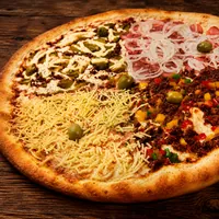 Pizza gigante de 4 sabores na Máfia Pizzaria e Chopperia no Bandeirantes em Cuiabá/MT.