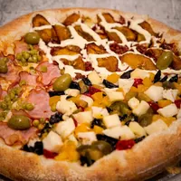 Saborosa pizza de 3 sabores na Máfia Pizzaria e Chopperia no Bandeirantes em Cuiabá/MT.
