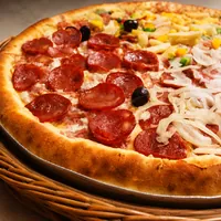 Pizza deliciosa de calabresa na Máfia Pizzaria e Chopperia no Bandeirantes em Cuiabá/MT.