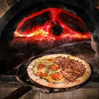 Pizza saindo do forno a lenha na Máfia Pizzaria e Chopperia no Bandeirantes em Cuiabá/MT.