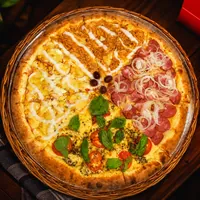 Pizza grande de vários sabores na Máfia Pizzaria e Chopperia no Bandeirantes em Cuiabá/MT!
