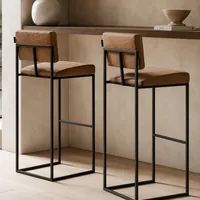 Conforto e sofisticação para seu ambiente com as banquetas altas de metal e estofado da Nisel Serralheria no San