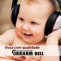 Bebê sorrindo com fones representando a audição no Centro Auditivo Graham Bell em Campo Grande/MS