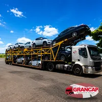 Frota moderna de caminhões cegonha realizando o transporte profissional de veículos pela Grancap em Cuiabá MT.