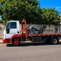 Guincho plataforma transportando motocicleta com segurança pela Grancap em Cuiabá MT.