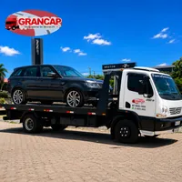 Guincho plataforma transportando SUV de luxo pela Grancap Transporte de Veículos em Cuiabá/MT.