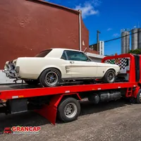 Guincho plataforma transportando carro clássico antigo pela Grancap Transporte de Veículos em Cuiabá/MT.