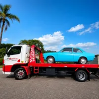 Guincho plataforma transportando carro clássico antigo pela Grancap Transporte de Veículos em Cuiabá/MT.