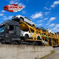 Carregamento e transporte de múltiplos veículos em cegonha pela Grancap Transporte em Cuiabá/MT.