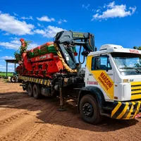 Caminhão guindaste transportando plantadeira agrícola na Ferro e Solda Marcon Munk em Campo Grande/MS!