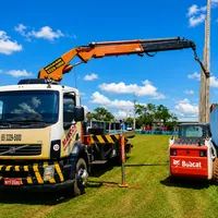 Caminhão Munk e mini carregadeira Bobcat em operação na Ferro e Solda Marcon Munk em Campo Grande/MS!