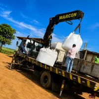Caminhão Munk operando carga de big bags na Ferro e Solda Marcon Munk em Campo Grande/MS!