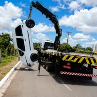 Guindaste Munk erguendo carro na Ferro e Solda Marcon Munk em Campo Grande/MS!