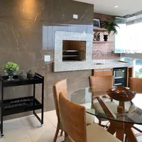 Área gourmet com churrasqueira revestida em granito da Decorativa Mármores e Granitos no Jardim Jockey Club em C