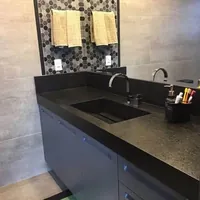 Bancada e pia esculpida em granito preto da Decorativa Mármores e Granitos no Jardim Jockey Club em Cuiabá/MT!