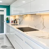 Bancada e revestimento de cozinha em mármore da Decorativa Mármores e Granitos no Jardim Jockey Club em Cuiabá/M