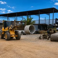 Carregadeira movimentando tubo de cimento na Concrearte Fabricação de Artefatos de Cimento em Ji-Paraná/RO!
