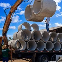 Caminhão descarregando tubos de cimento feitos na Concrearte Fabricação de Artefatos de Cimento em Ji-Paraná/RO!