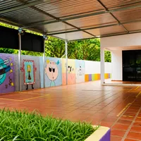 Área coberta com murals e piso cerâmico da Escola Manoel de Barros na Vila Almeida Lima em Campo Grande/MS!