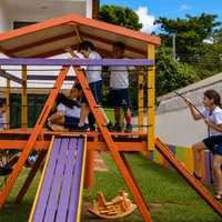 Crianças brincando no playground de madeira da Escola Manoel de Barros na Vila Almeida Lima em Campo Grande/MS!