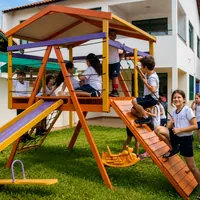 Crianças se divertindo no playground da Escola Manoel de Barros na Vila Almeida Lima em Campo Grande/MS!