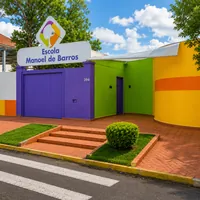 Entrada principal colorida da Escola Manoel de Barros na Vila Almeida Lima em Campo Grande/MS!